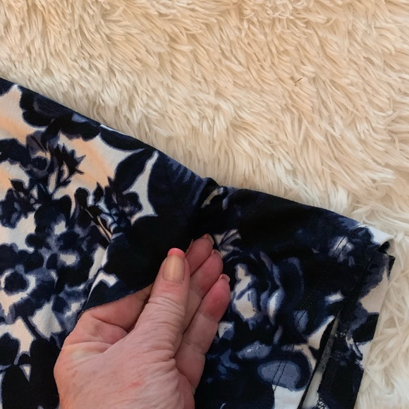 Beautiful small dress with layers of fabric front and back - Picture 4 of 6